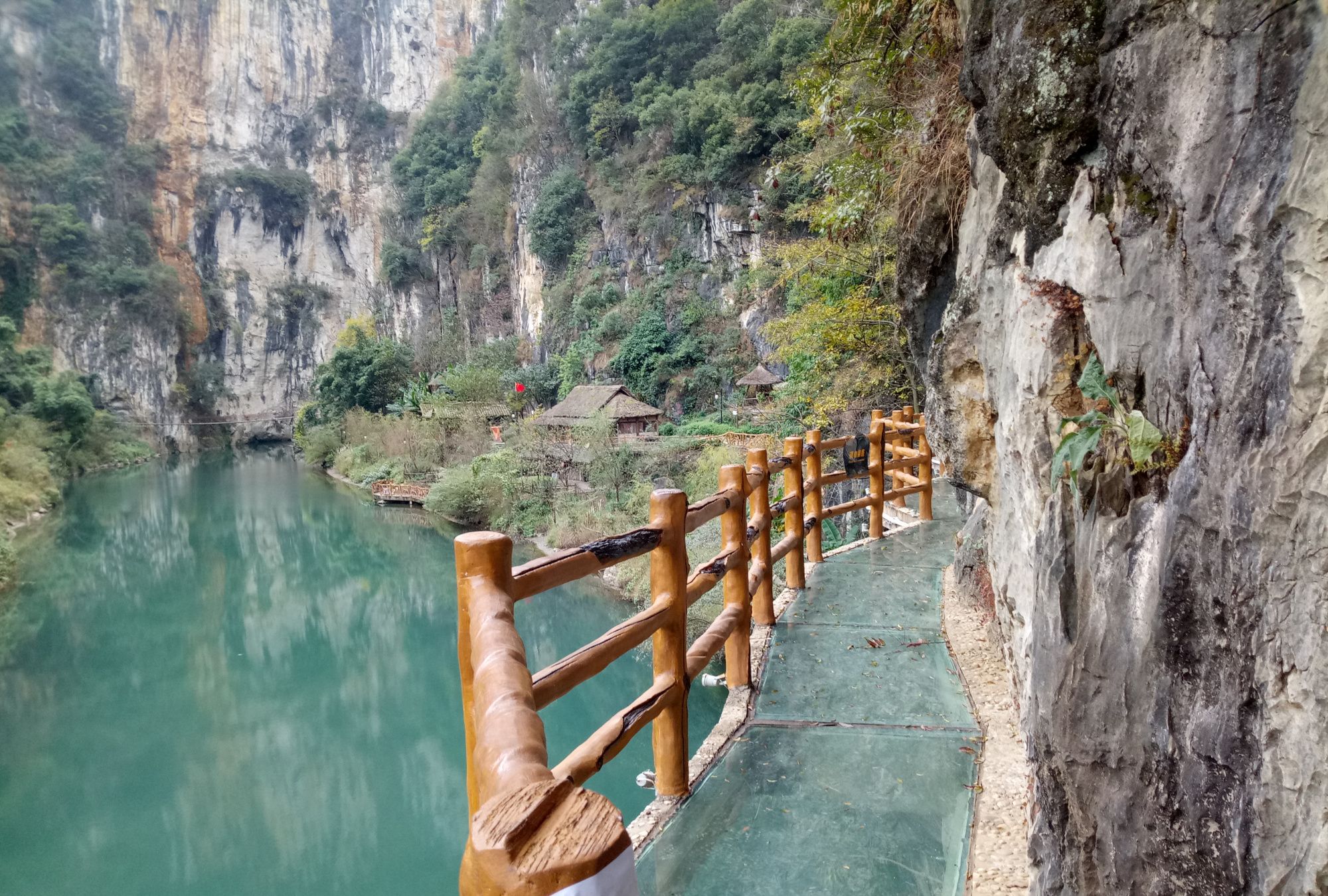 发现贵州山里正在建设崖壁栈道,农民工走在悬崖峭壁间,真英雄_高清