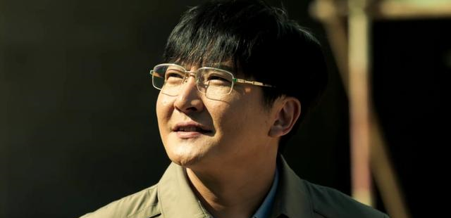 《山海情》爱看报纸的麻县长,与陈金山形成了强烈的对比