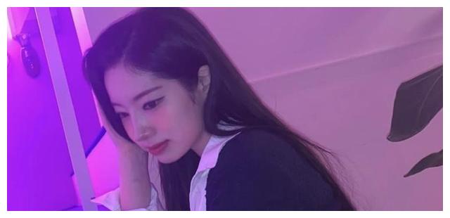 Twice 女星超养眼花絮曝光 超短迷你裙 撩裙摆 热辣火爆