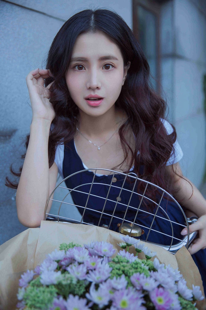 可爱如洋娃娃般美少女娇柔可人写真