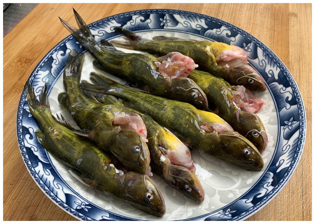 【食材】:黄骨鱼,葱姜,豆腐,蒜,青辣椒,红辣椒,干辣椒 【具体制作步骤