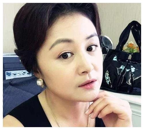 《乡爱》谢大脚罕与老公秀恩爱?49岁女人味十足,老公长相却潦草