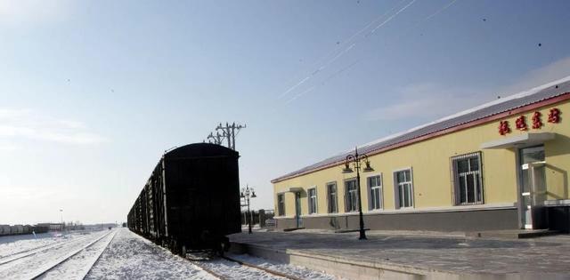 随着佳富铁路(佳木斯至富锦)的延伸,前抚铁路(前进镇至抚远)经过而设