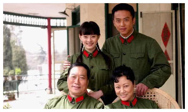 孙俪与爷爷亲密合影,曾是杜鹃公公今是房似锦爷爷,网友:好有缘