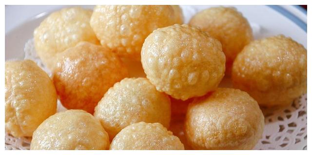 第一次尝试油炸印度空心球搭配自制蘸水外酥里软口感丰富