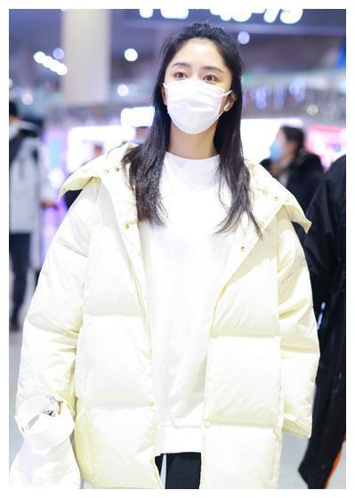 谭松韵一袭白色羽绒服现身清新甜美素颜出行状态能打少女感十足