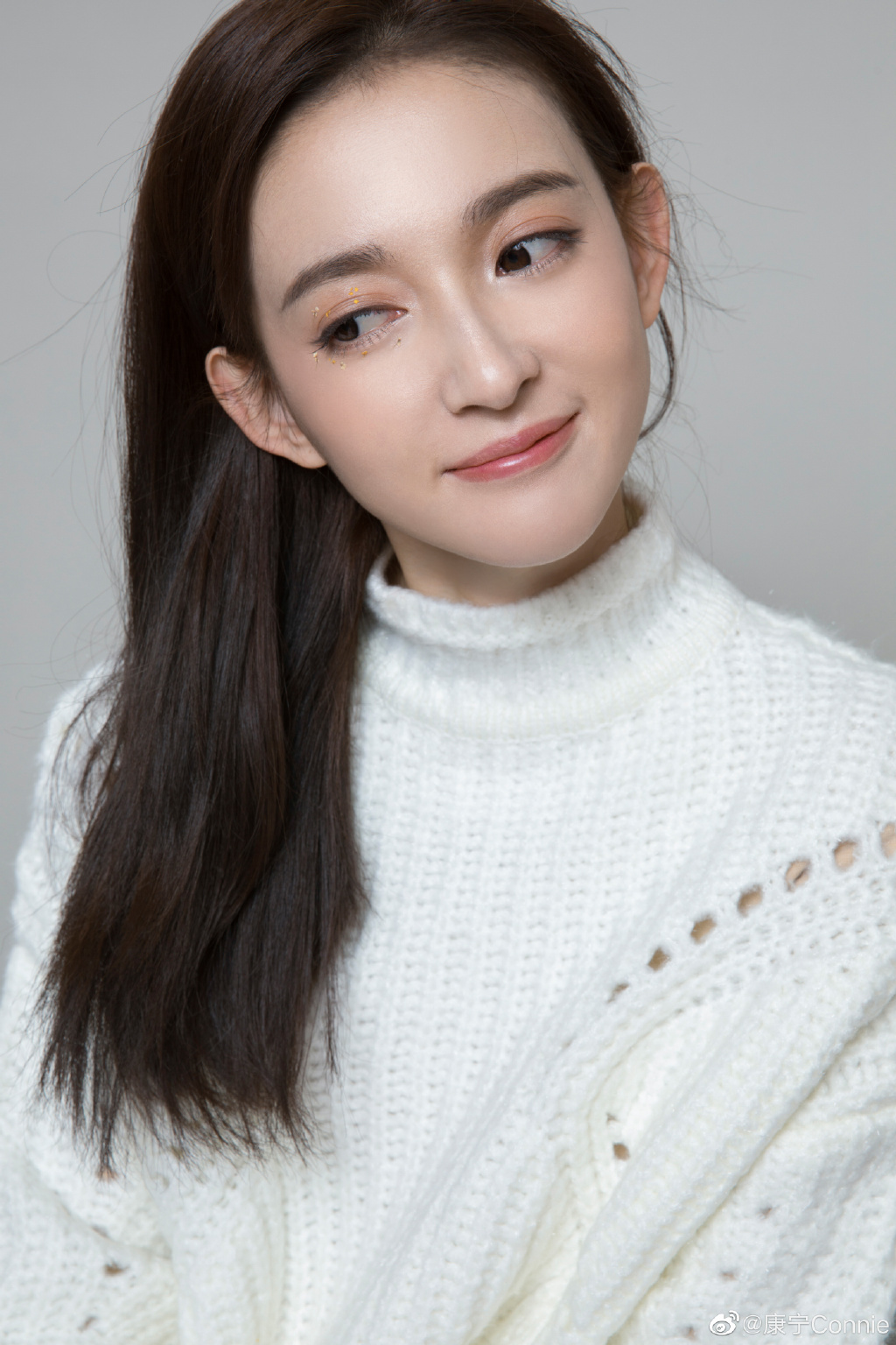 美女演员康宁迷人写真美照欣赏真好看