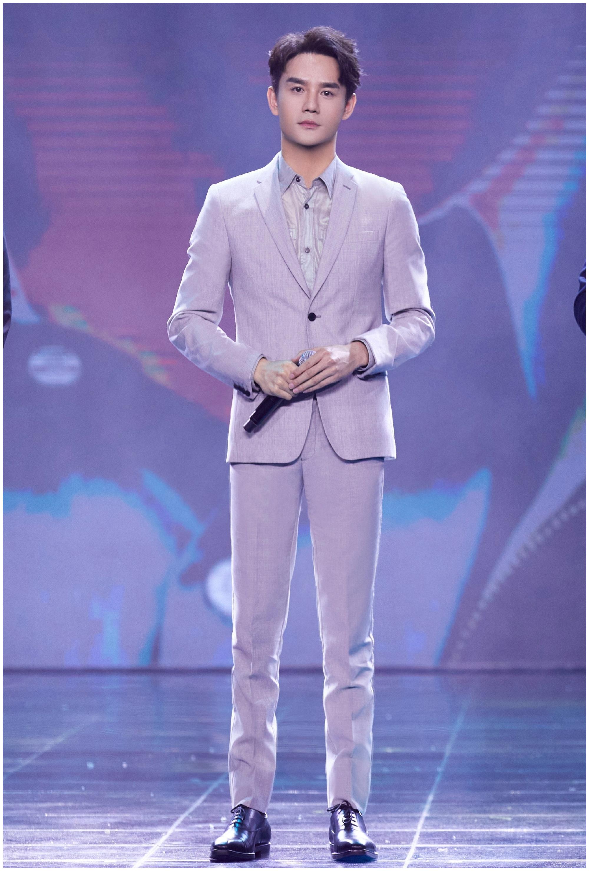 大江大河2热播王凯亮相活动一袭宽松格纹装突破自我