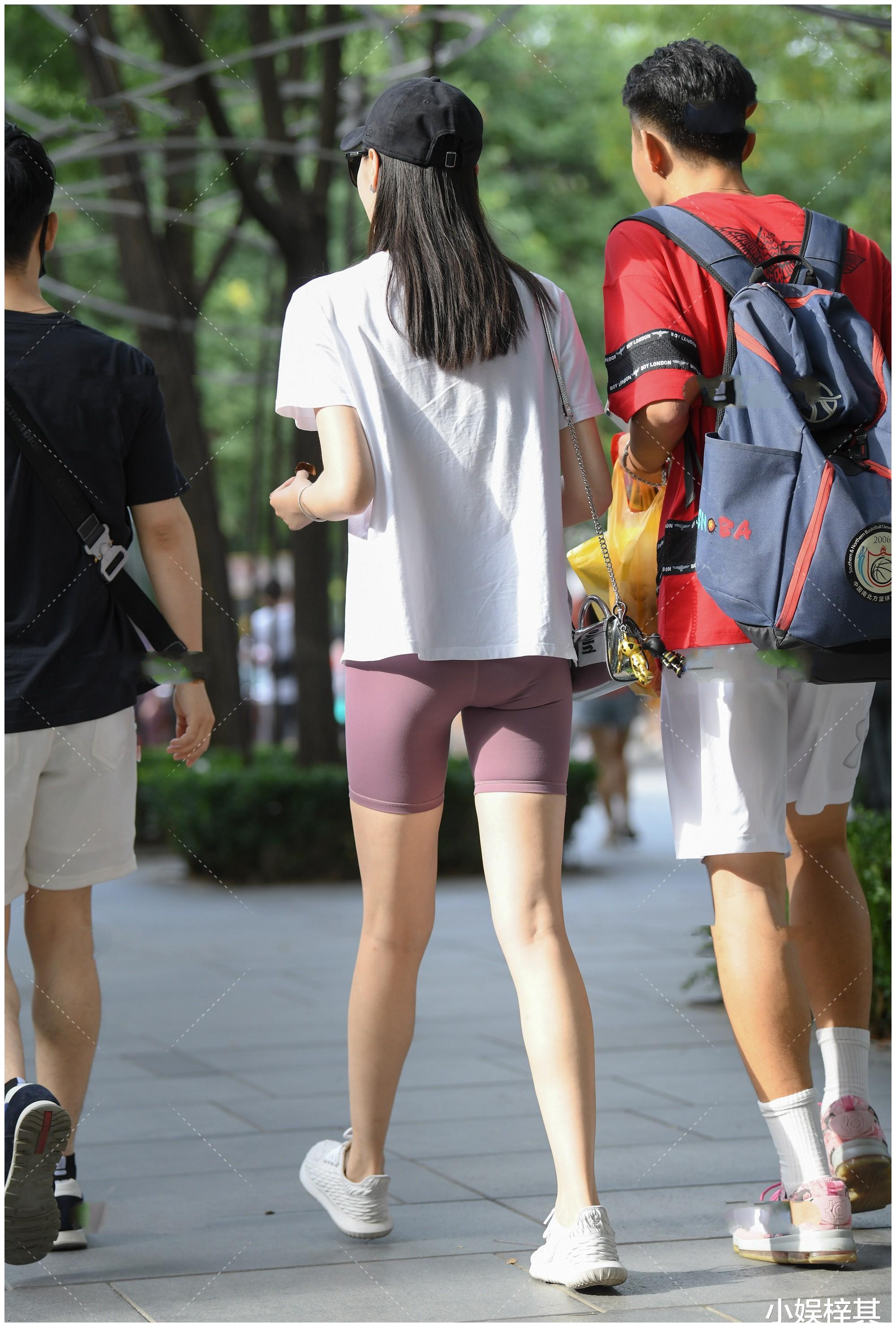 纯白t恤简单百搭紫色运动短裤修身时尚减龄又洋气