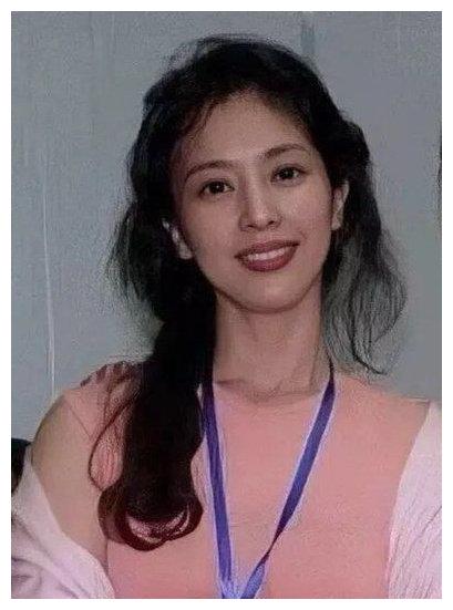 很多网友表示看了刘亦菲妈妈刘晓莉的照片才发现原来她妈妈也是天仙