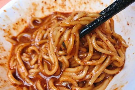 文殊坊这家开了七八年的素面馆，有100年饮食文化，吃面不用筷子休闲区蓝鸢梦想 - Www.slyday.coM