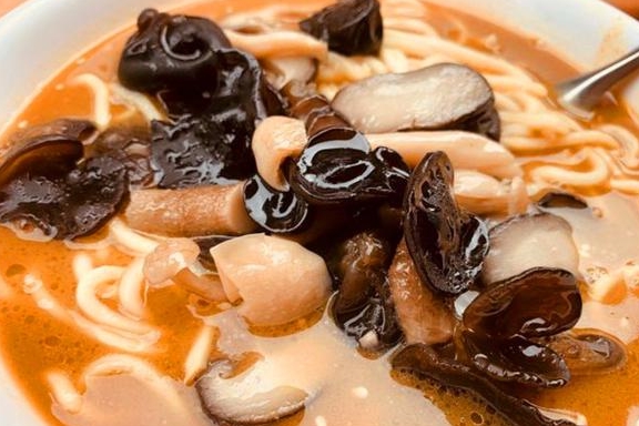 文殊坊这家开了七八年的素面馆，有100年饮食文化，吃面不用筷子休闲区蓝鸢梦想 - Www.slyday.coM