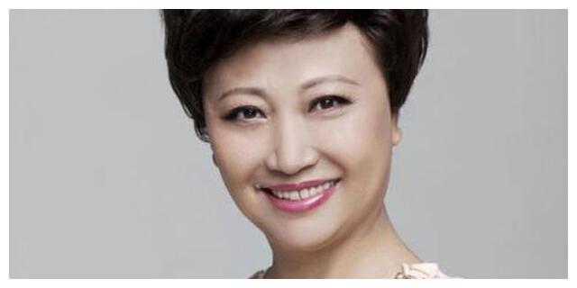 镇》里凌厉的"李国香";电视剧《咱们结婚吧》里强势的妈妈"冯贾"