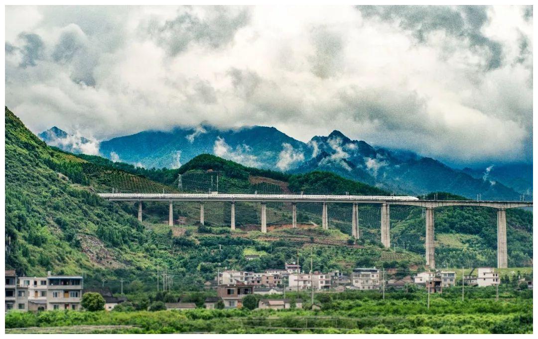 这条高铁连接的是贵州和广西的两个省会城市,是我国《中长期铁路网