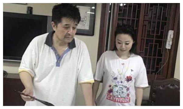 61岁毕福剑近照曝光,明显已经沧桑的面容,专注于书法享受生活