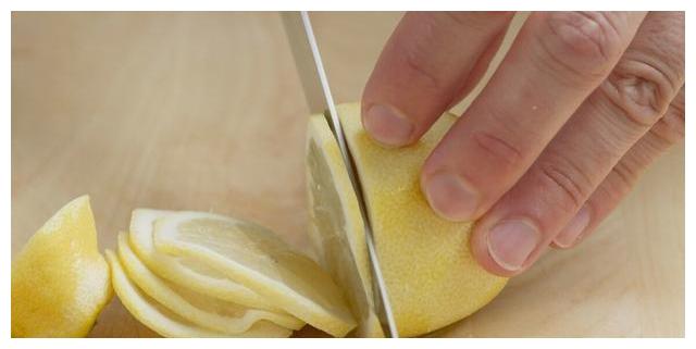 没想到柠檬还可以这样吃,不加一滴水,酸甜爽口,吃半年都不坏