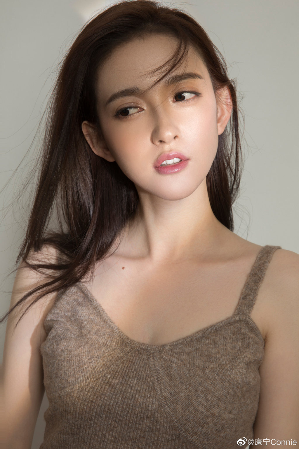 美女演员康宁迷人写真美照欣赏真好看