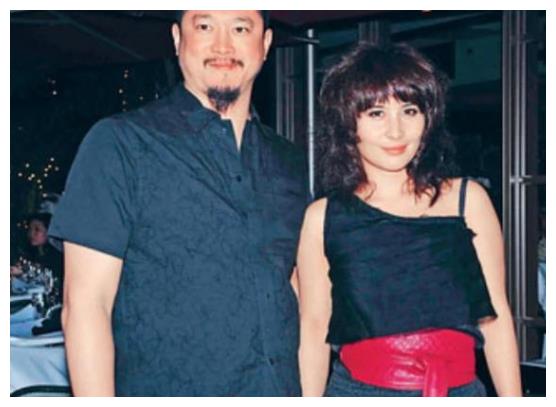 当年不顾反对,入赘赌王家娶了二房太女儿的男演员,他现状如何