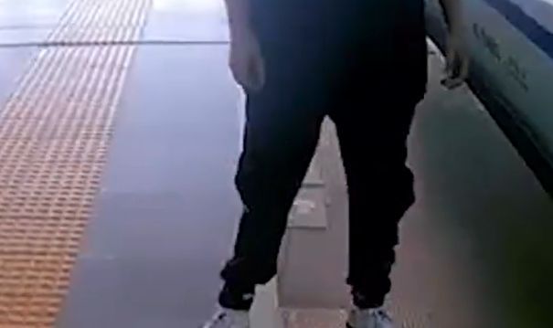 江苏身边事:2人吵架将行李箱扔进铁轨致晚点休闲区蓝鸢梦想 - Www.slyday.coM 江苏身边事:2人吵架将行李箱扔进铁轨致晚点休闲区蓝鸢梦想 - Www.slyday.coM