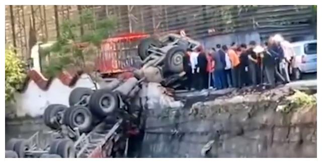 痛心！山西一大半挂货车行驶中发生侧翻撞倒行人，3人不幸身亡休闲区蓝鸢梦想 - Www.slyday.coM