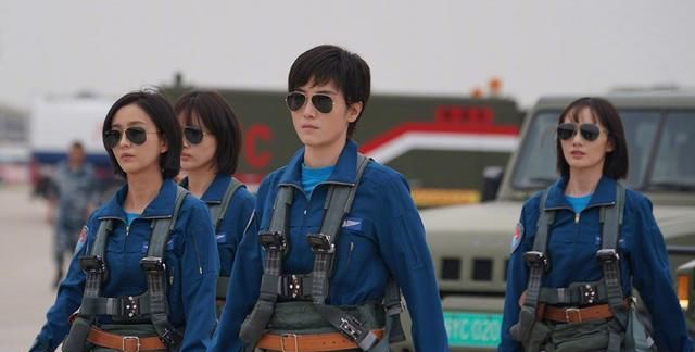 在国庆期间由宋佳饰演的飞行员也是让大家众呼一声帅气.