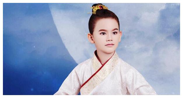 据悉,周嘉诚的妈妈名叫周明艺,中国人,是位服装设计师;而周嘉诚的爸爸