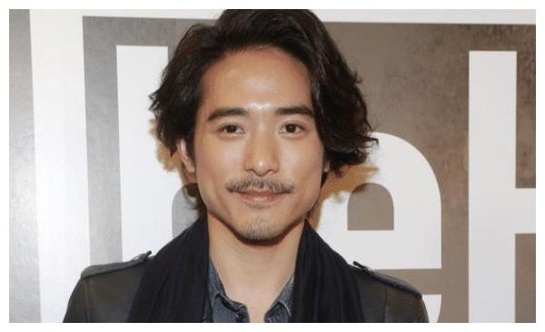 出生于1985年的林德信,20多岁就已经出道,父亲是著名歌手林子祥__财经