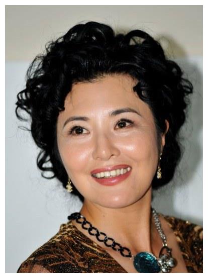 例如她在《咱们结婚吧》里面将蓝彩萍一角演的是淋漓尽致,将蓝彩