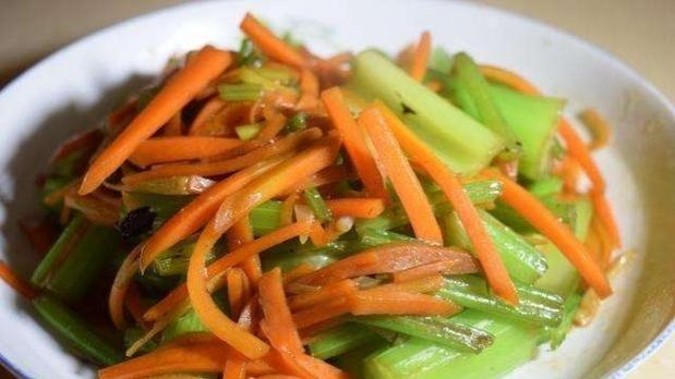 芹菜炒胡萝卜是春节最爱的清肠刮油菜,越吃越瘦__财经头条