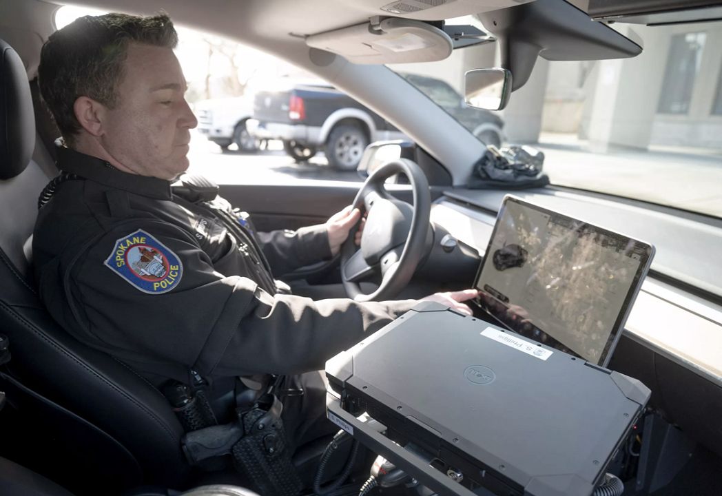 特斯拉警车在多地正式上线性能出色却遭警局吐槽内部空间太小
