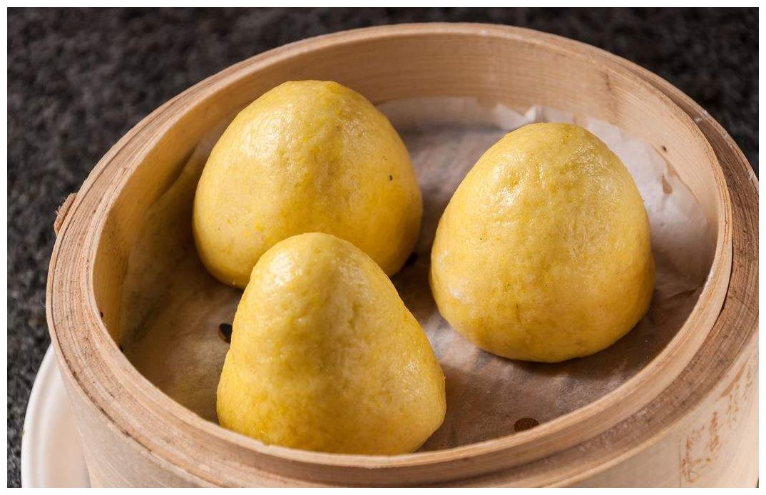 蒸窝窝头时,用两种面粉混合,窝窝头更香更甜,吃一次还想再吃