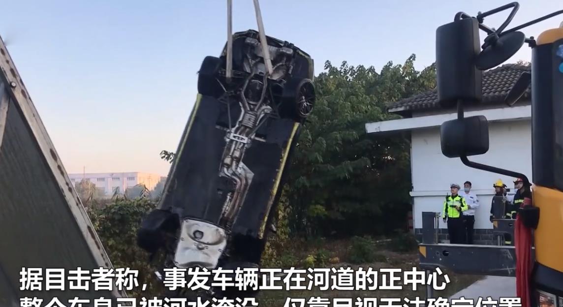 江苏无锡突发宝马坠河事故2名年轻女子当场身亡现场画面曝光