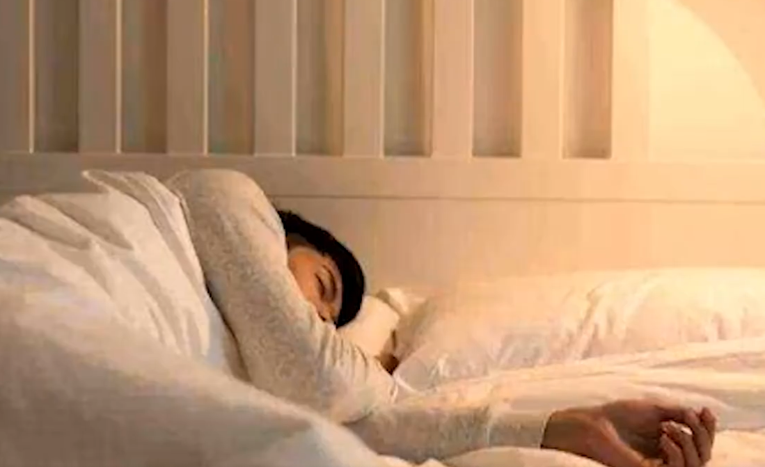 研究发现睡前玩手机增加患甲状腺癌风险休闲区蓝鸢梦想 - Www.slyday.coM 研究发现睡前玩手机增加患甲状腺癌风险休闲区蓝鸢梦想 - Www.slyday.coM