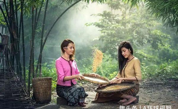 老挝美女给你递烟了导游调侃有深意好好享受