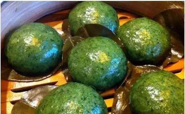 中国特色乡间美食蒿菜粑粑