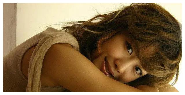 2008年,演员谭静与3名韩籍男子回房,后尸体被发现悬挂在横梁上