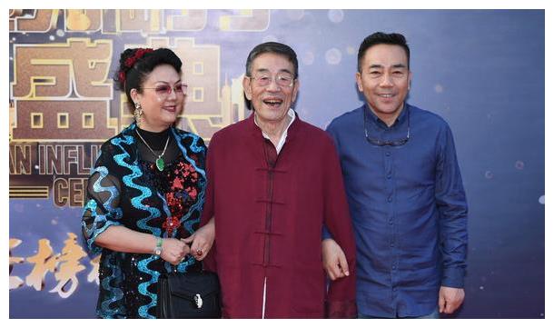 后来,他还带上了儿子杨议一起讲相声,父子俩送出了经典对口相声《肉烂