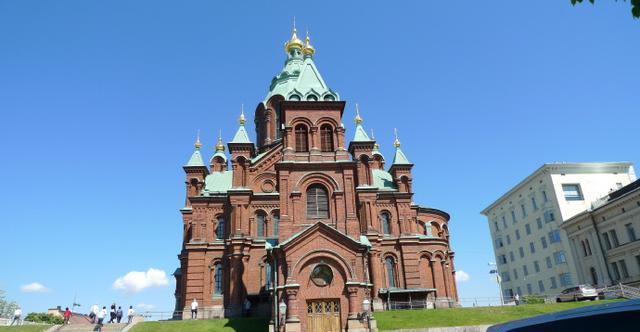 这是北欧最大的东正教教堂,建于1868年,建筑华丽而又怪诞,高耸入云的
