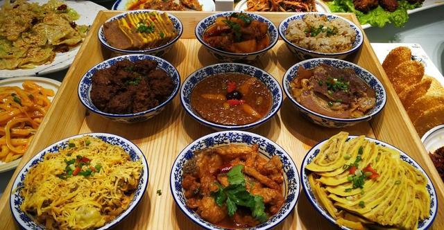 "九碗三行"是指宴席上的菜全部用九只大小一样的碗来盛,并要把九只碗