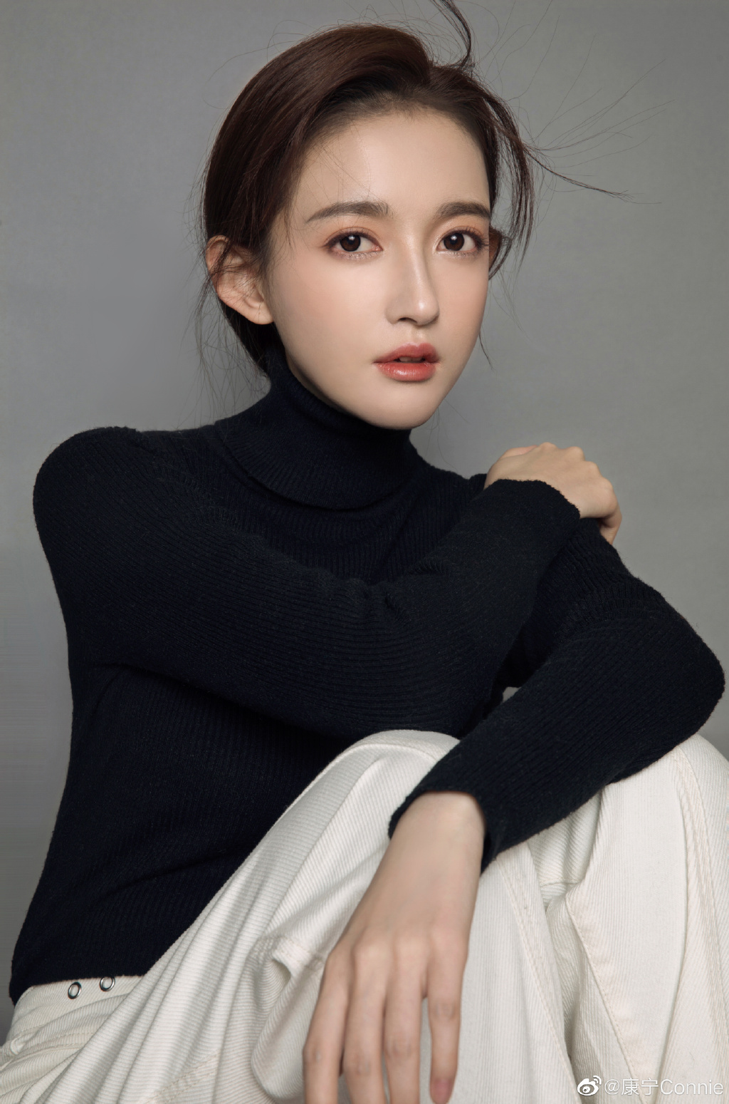 美女演员康宁迷人写真美照欣赏真好看