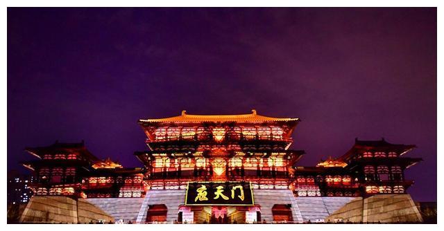 始建于隋大业元年(605年),在隋代称则天门,神龙元年(705年)避武则天讳