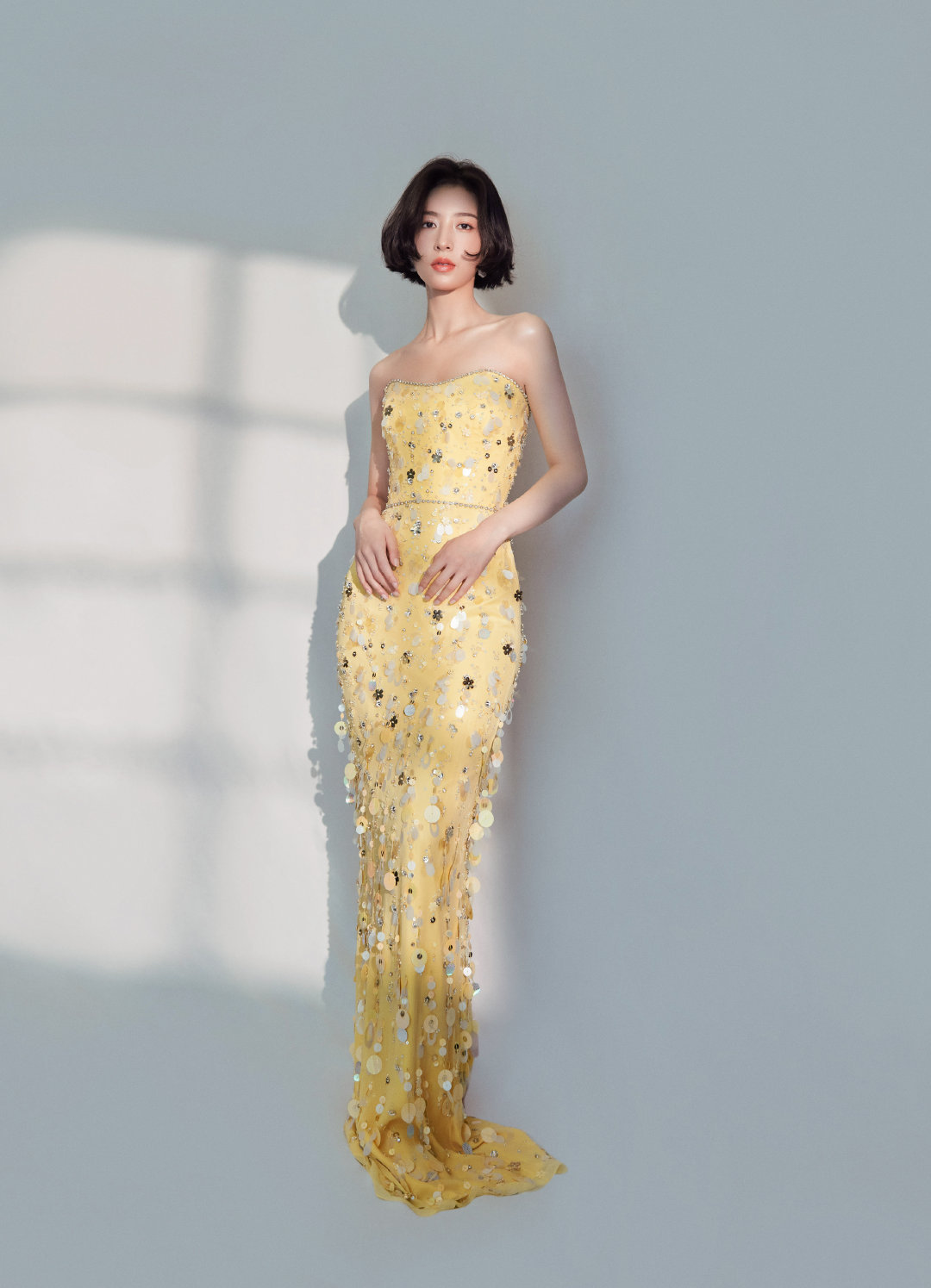 周雨彤身着jenny packham黄色抹胸珠片礼服出席年度盛典活动