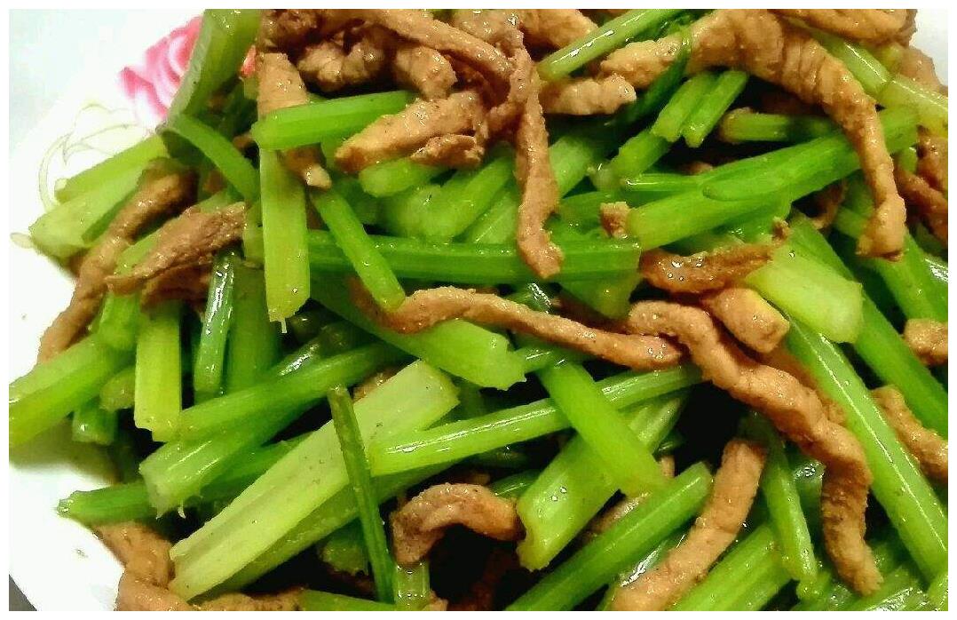 芹菜炒肉时,直接下锅炒就错了,多加一步,芹菜炒肉更有滋味