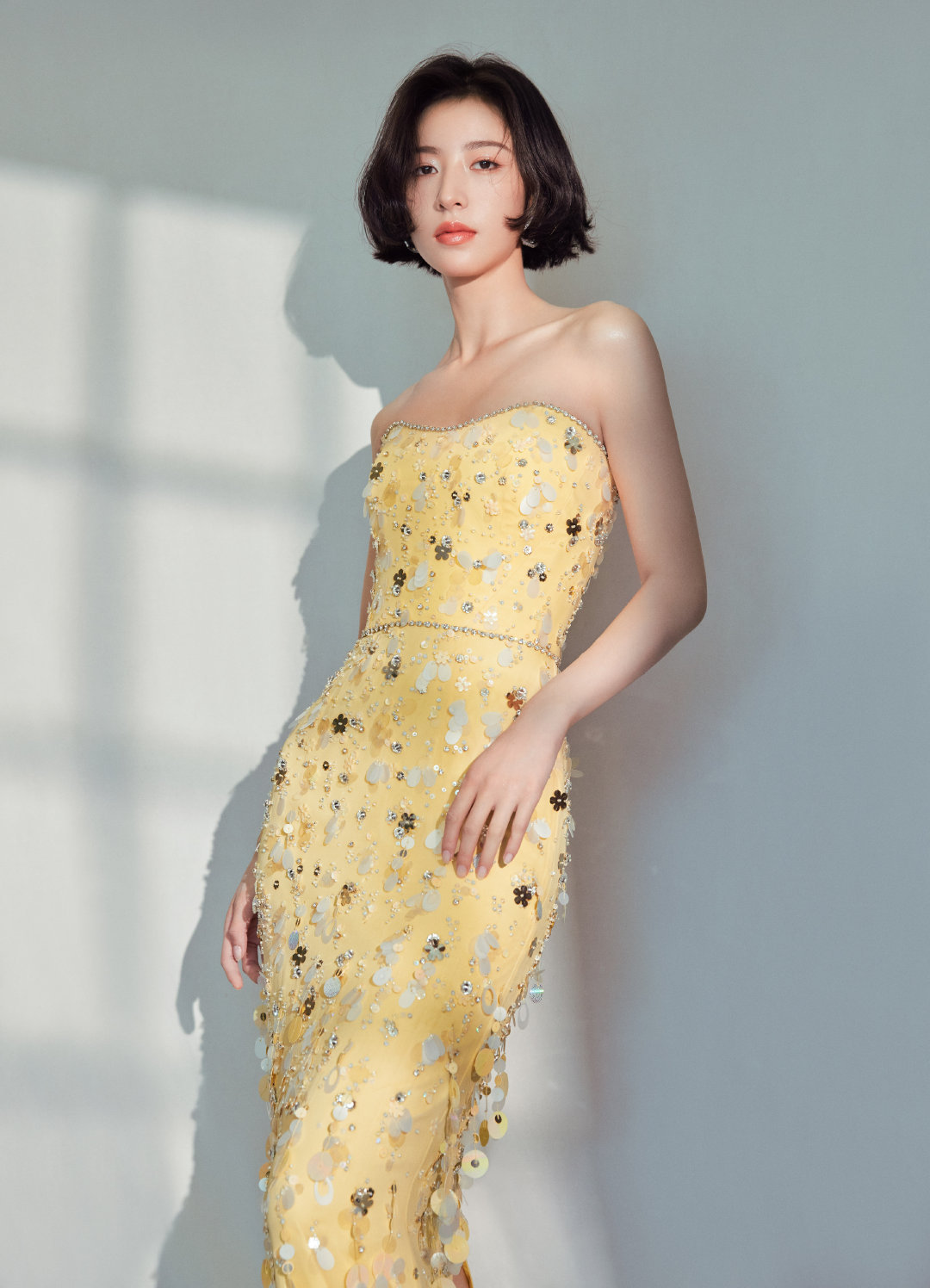 周雨彤身着jenny packham黄色抹胸珠片礼服出席年度盛典活动