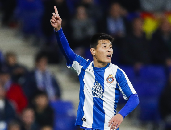 足坛人生赢家武磊,梅开二度助国足绝杀越南,还娶了个美女妻子