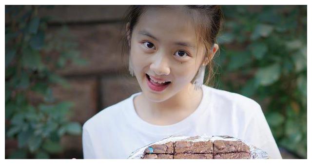 有一种"发育过猛"叫14岁的黄多多,穿工装背心健身,少女身形太