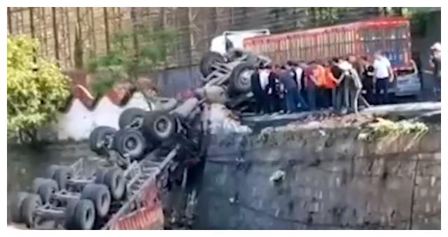 痛心！山西一大半挂货车行驶中发生侧翻撞倒行人，3人不幸身亡休闲区蓝鸢梦想 - Www.slyday.coM