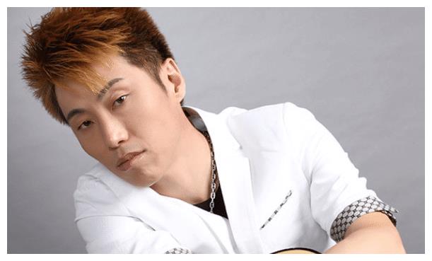 陈玉建出生在贫寒的家庭中,对音乐的执着,让他有了如今的成就