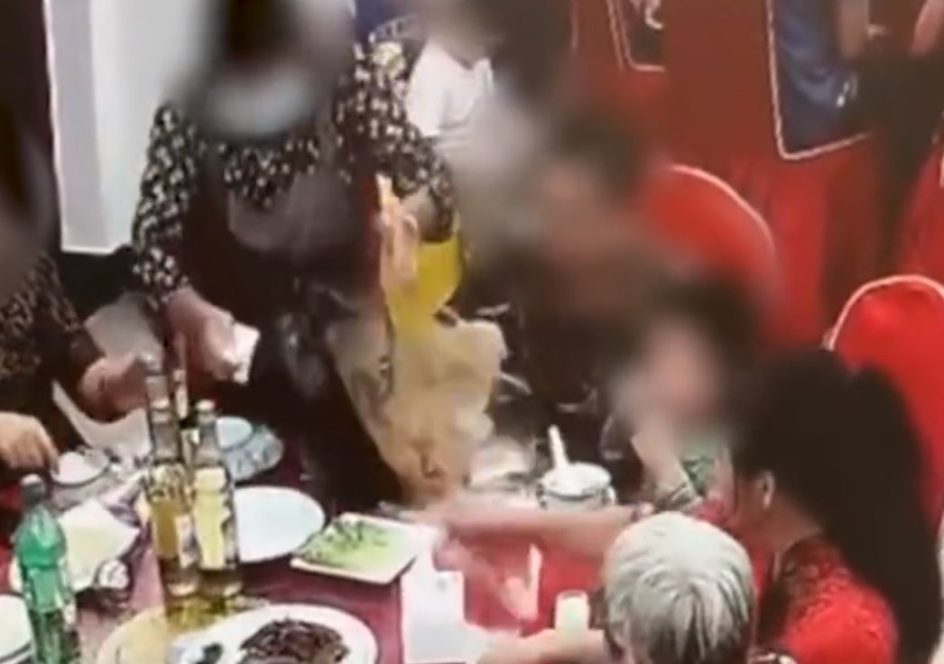 【浙江身边事】服务员上菜手滑热汤洒向小孩休闲区蓝鸢梦想 - Www.slyday.coM 【浙江身边事】服务员上菜手滑热汤洒向小孩休闲区蓝鸢梦想 - Www.slyday.coM