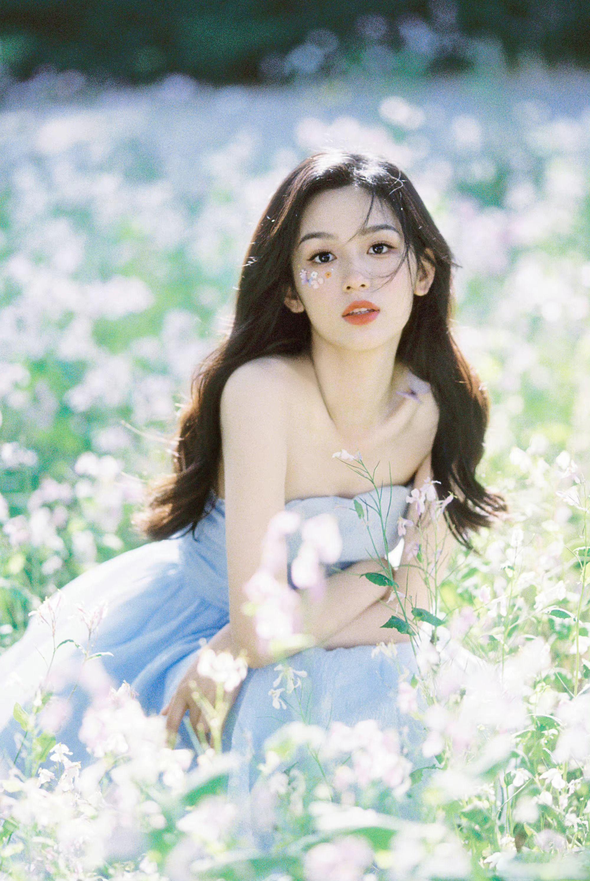 6/ 9周也分享盛夏写真九宫格,身着水蓝色抹胸裙置